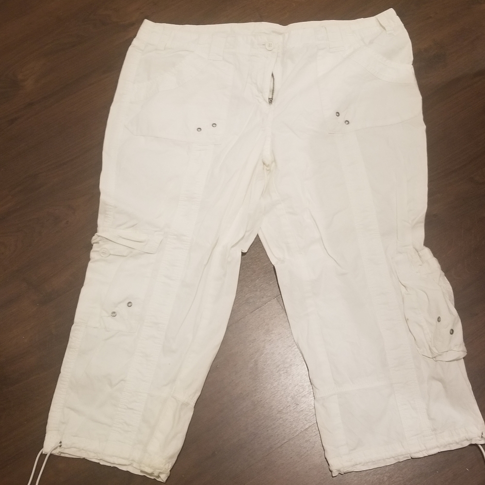 White cargo capri